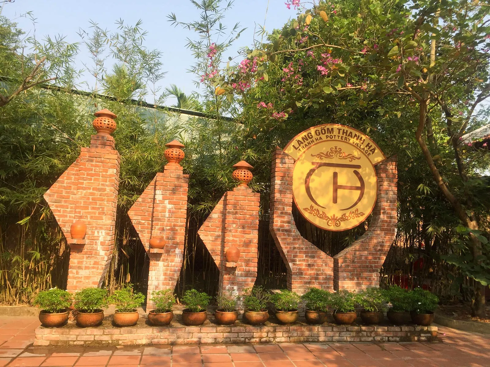 alt: Khung cảnh yên bình ven sông của làng gốm Thanh Hà