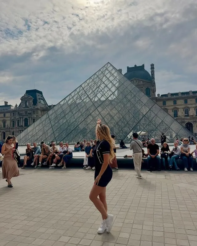 Alt: Kim tự tháp kính tại bảo tàng Louvre