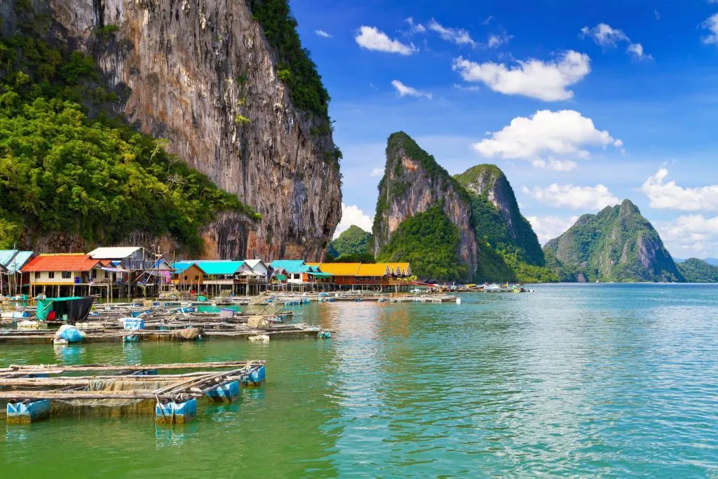 alt: Làng chài nổi trên biển ở vịnh Phang Nga