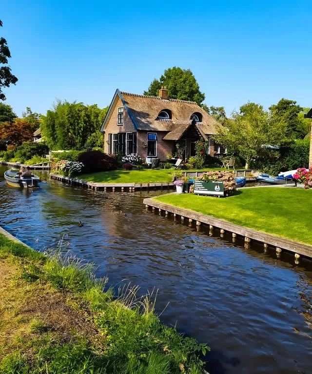 Alt: Làng Giethoorn với kênh rạch và thuyền