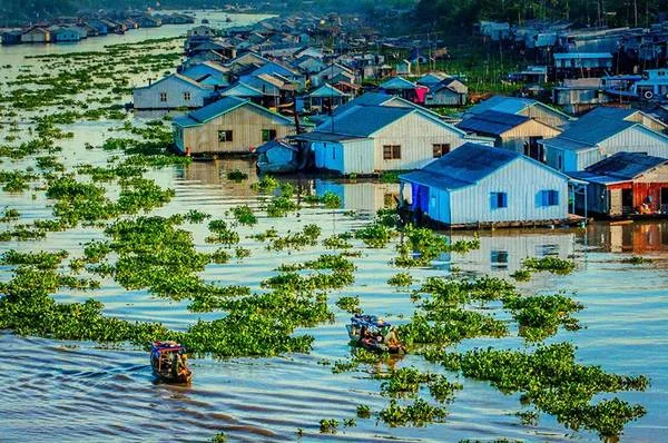 alt: Làng nổi Châu Đốc nhìn từ trên cao