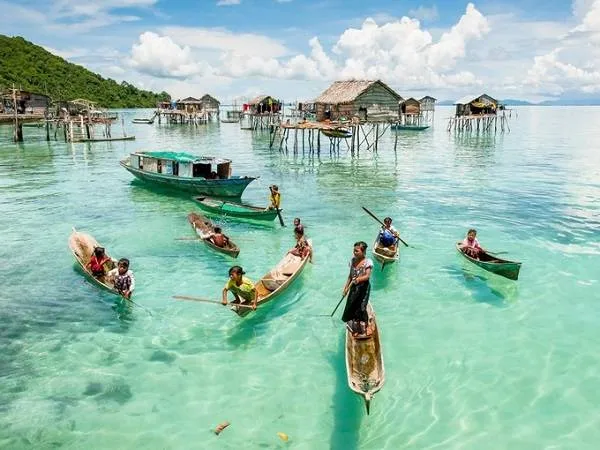 Alt: Làng nổi Semporna với những ngôi nhà sàn trên mặt nước trong xanh, Malaysia