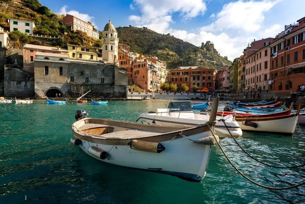 alt: Món ăn đặc trưng của Cinque Terre với cá cơm, bánh mì và rượu vang