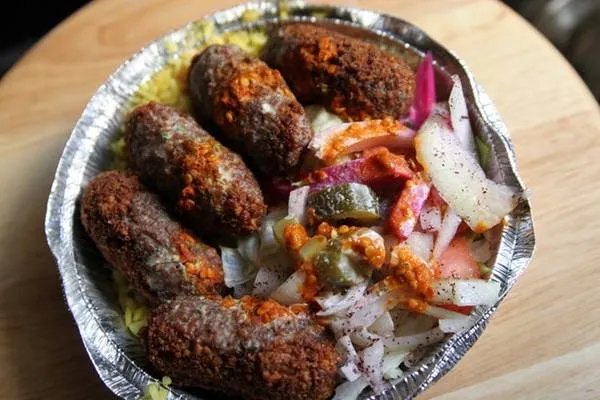 Alt: Món Shawarma của King of Falafel &amp; Shawarma với thịt nướng và rau củ