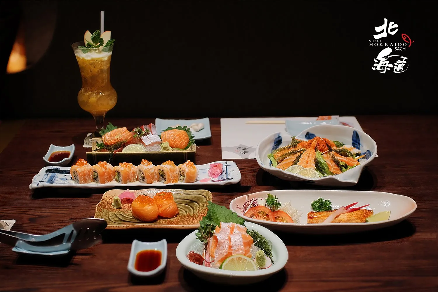 Alt: Món sushi cuộn cá hồi hấp dẫn tại Hokkaido Sushi Sachi