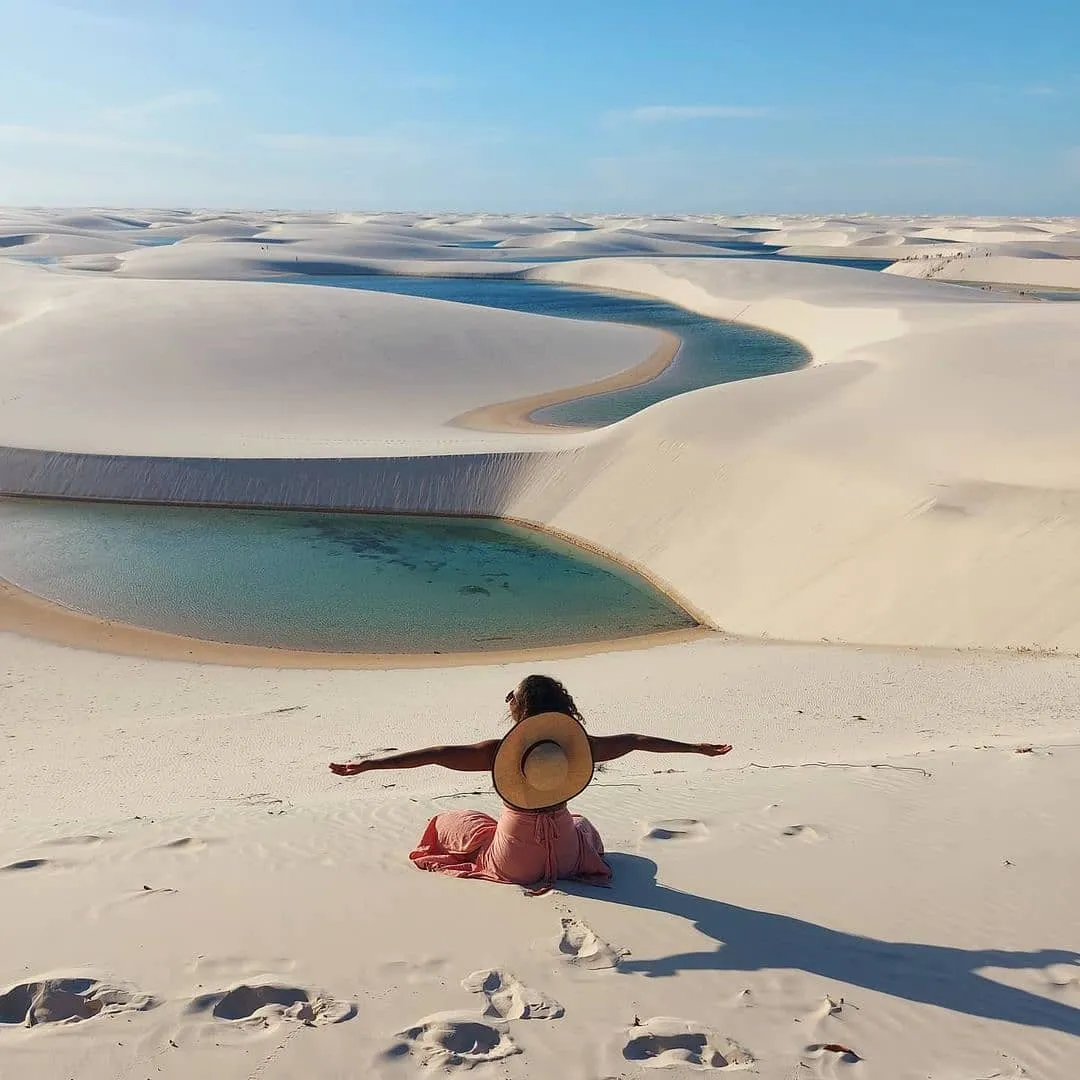 alt: Một nhóm du khách đang thư giãn bên hồ nước tại Lençóis Maranhenses