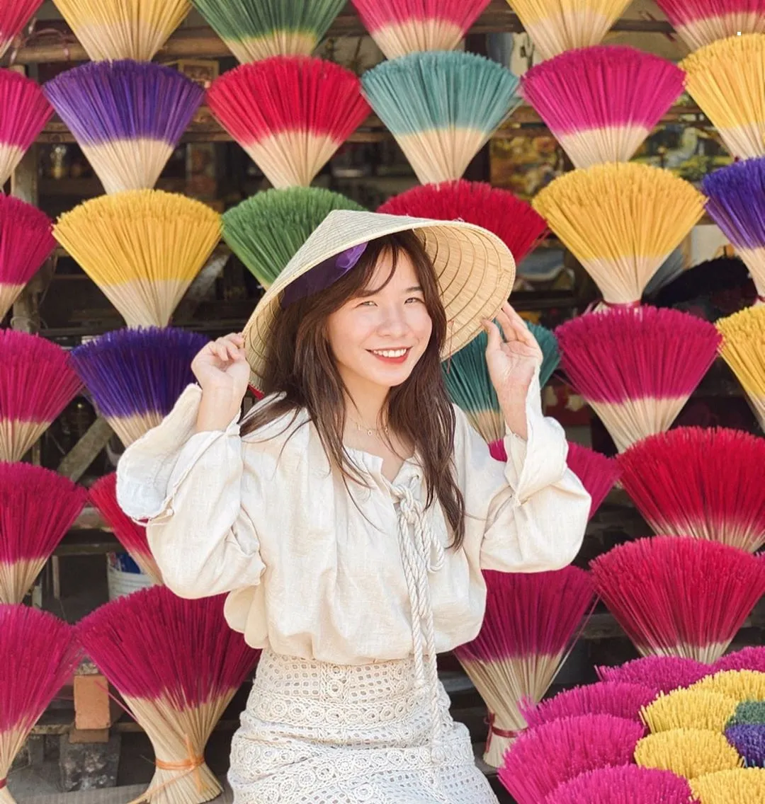 alt: Người dân làng hương Thủy Xuân đang phơi hương