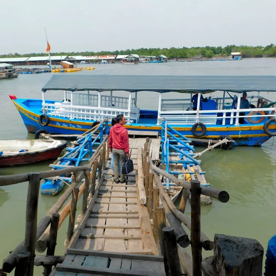 Alt:  Người dân nuôi hàu trên đảo Long Sơn