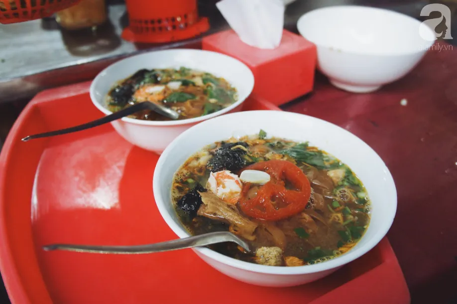 alt: Nguyên liệu tươi ngon của bánh đa cua Hải Phòng