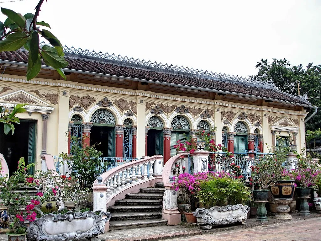 Alt: Nhà cổ Bình Thủy với kiến trúc độc đáo