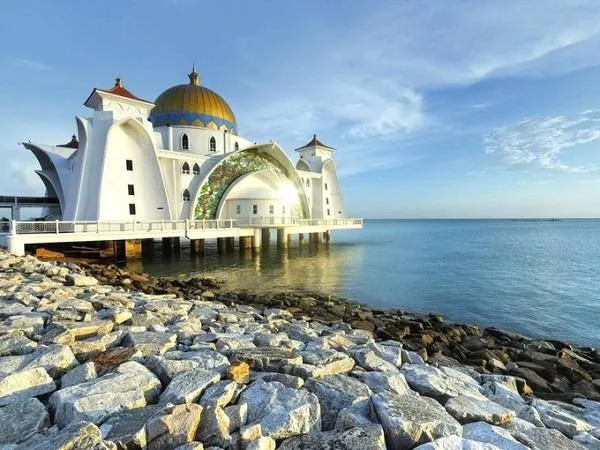 Alt: Nhà thờ Hồi giáo Straits Mosque nổi bật trên mặt nước khi thủy triều lên tại Melaka, Malaysia