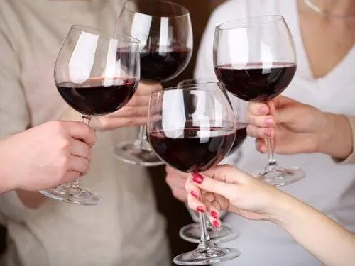 Alt: Nhiều người cụng ly bia với nhau trong một bữa tiệc.