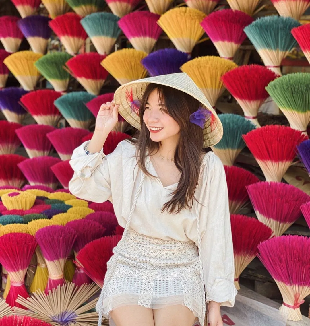 alt: Những bó hương đủ màu sắc được phơi tại làng hương Thủy Xuân