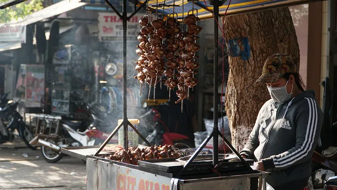 Alt: Những con chim cút quay vàng ươm, thơm phức trên bếp than hồng, tỏa khói nghi ngút hấp dẫn thực khách.