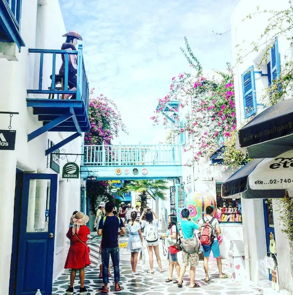 alt: Những ngôi nhà trắng xinh xắn tại Santorini Park