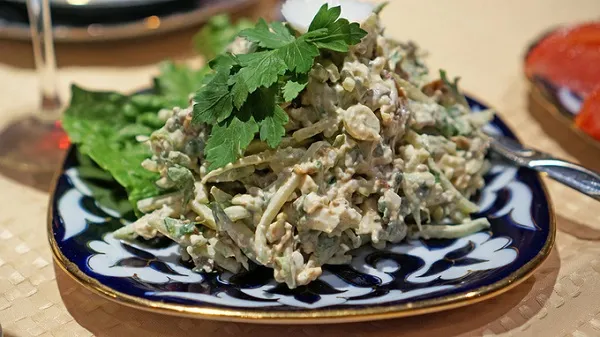 Alt: Salad Tashkent với lưỡi bò, củ cải đường và rau xanh, được trộn với sữa chua tạo nên hương vị độc đáo, khác biệt.