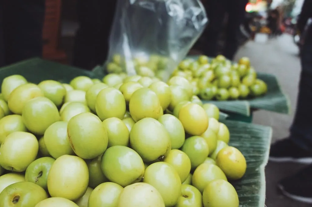 alt: Táo Bàng La vàng ươm, căng mọng