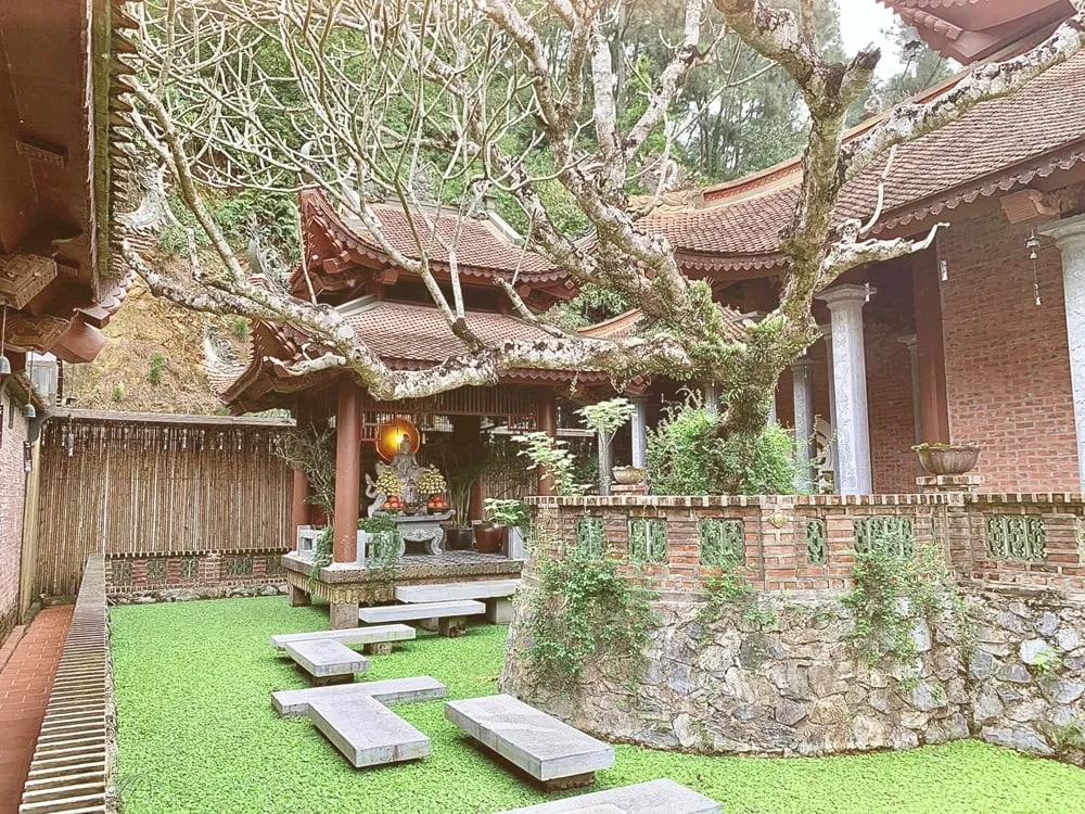 alt text: 12 vòng tròn trên nền sỏi trắng tại chùa Địa Tạng Phi Lai tượng trưng cho 12 nhân duyên