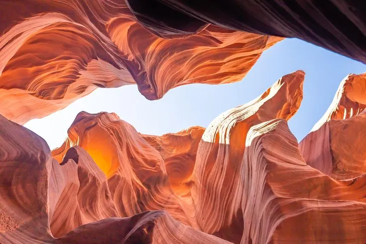 alt text: Antelope Canyon với những tia nắng chiếu xuống