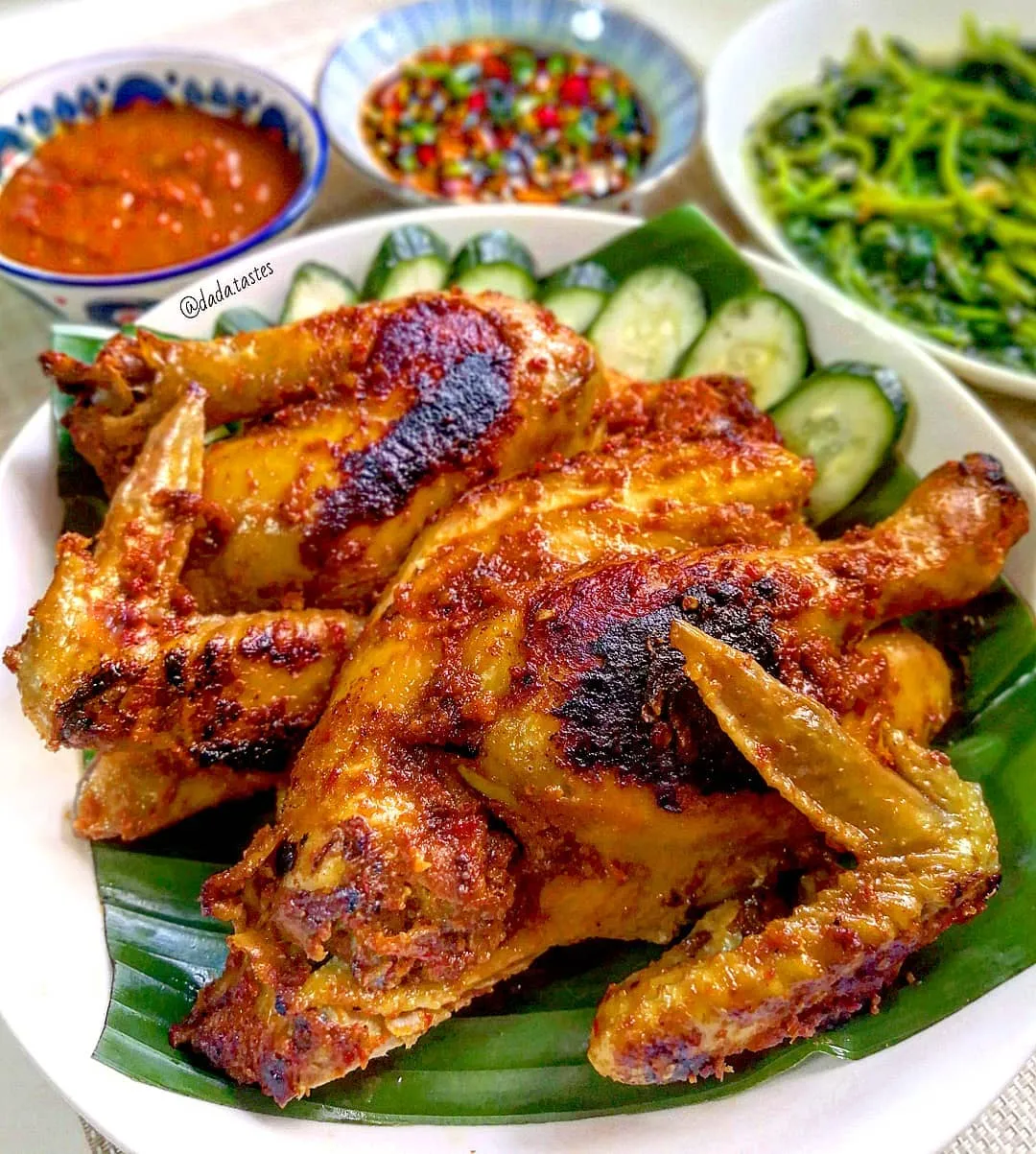 alt text: Ayam Taliwang - món gà nướng cay nồng của Indonesia, được bày trí trên đĩa với màu sắc hấp dẫn.