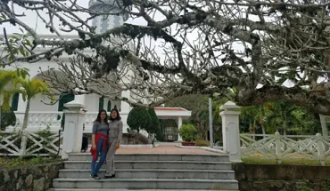 alt text: Ba mẹ con trải nghiệm du lịch Hải Phòng bằng tàu hỏa 
