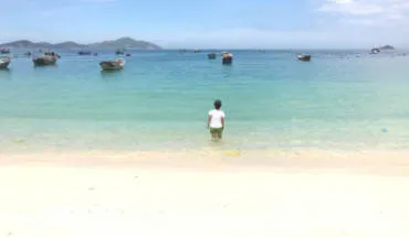 alt text: Bãi biển Bình Lập, Cam Ranh