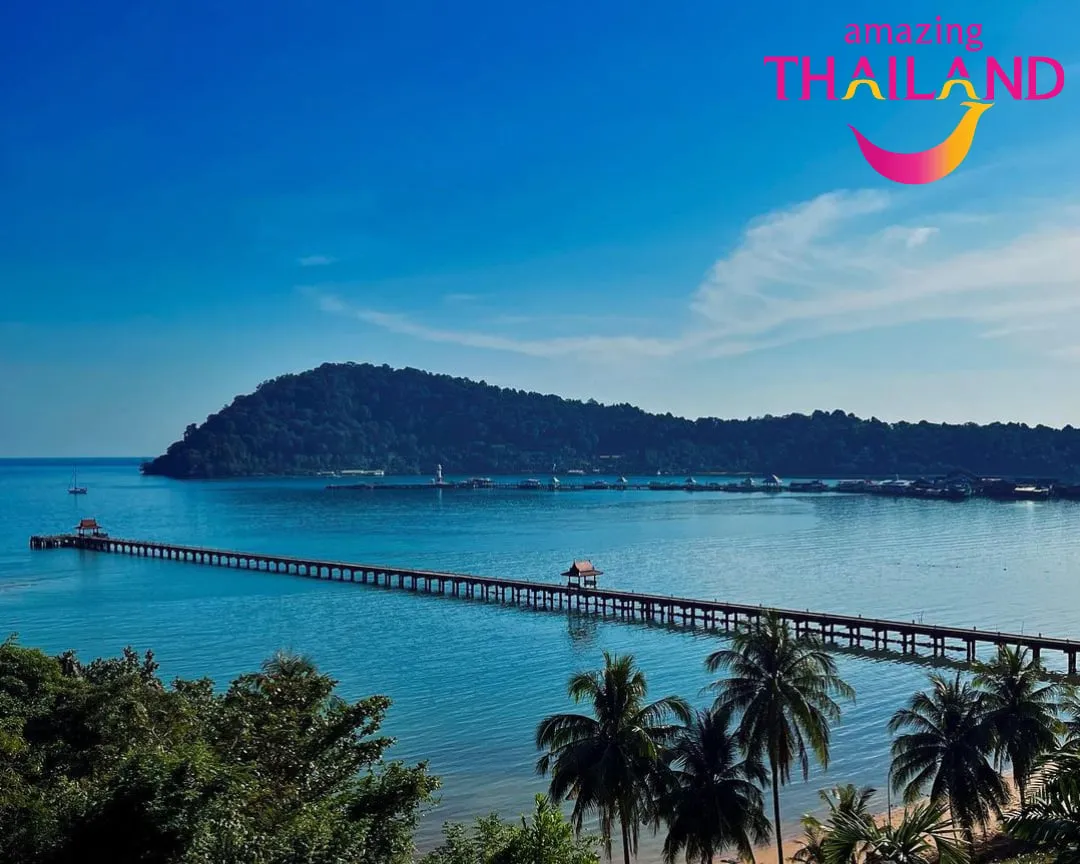 alt text: Bãi biển cát trắng và nước biển trong xanh trên đảo Koh Chang, Thái Lan