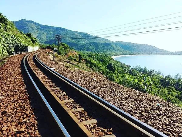 alt text: Bãi biển hoang sơ tại Làng Vân Đà Nẵng