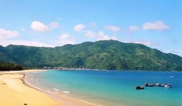 alt text: Bãi biển hoang sơ với nước trong vắt