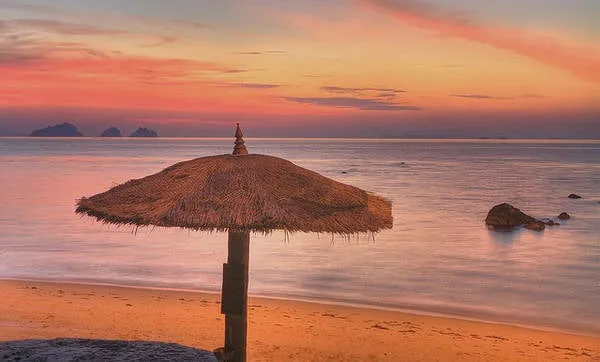 alt text: Bãi biển Koh Samui với làn nước trong xanh