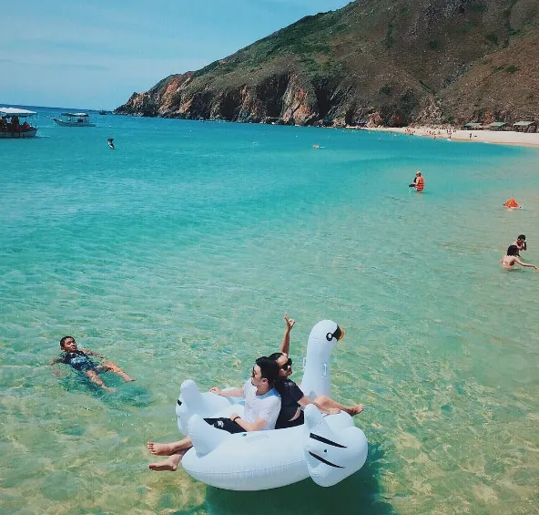 alt text: Bãi biển Kỳ Co Quy Nhơn với nước biển trong xanh