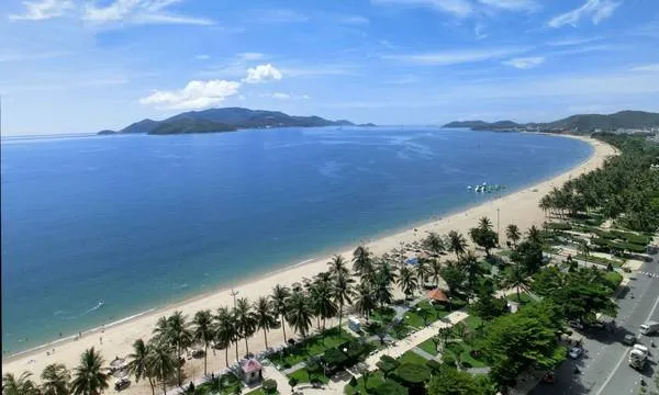 alt text: Bãi biển Nha Trang nhộn nhịp