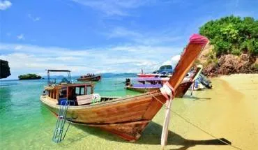 alt text: Bãi biển Phú Quốc với cát trắng và nước biển trong xanh