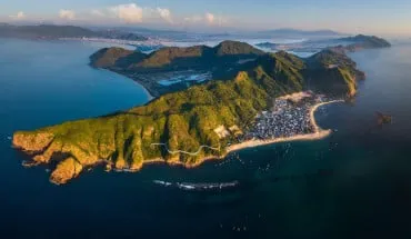 alt text: Bãi biển xanh biếc nhìn từ trên cao ở Quy Nhơn