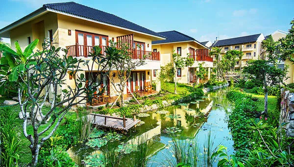 alt text: Bãi biển yên tĩnh tại Eden Resort Phú Quốc