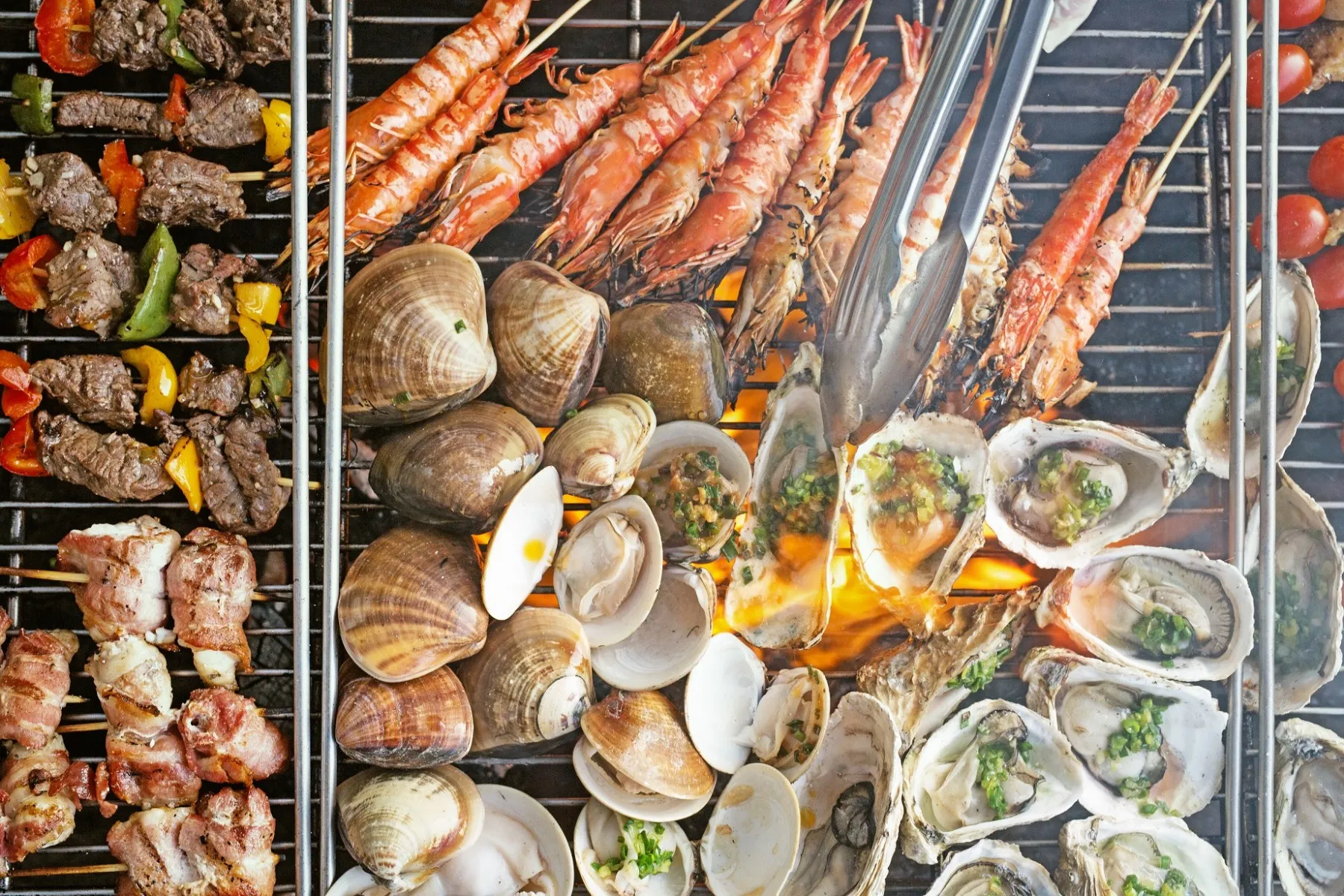 alt text: Bàn tiệc hải sản tươi ngon trên biển