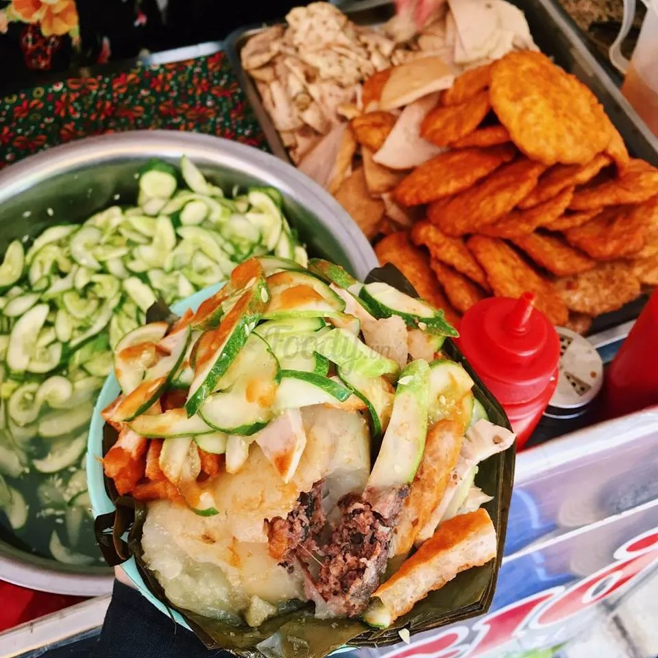 alt text: Bánh giò nóng hổi, thơm ngon