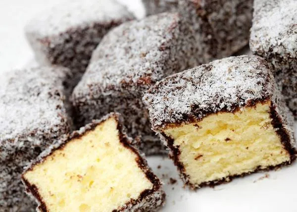 alt text: Bánh Lamington Australia phủ chocolate và dừa vụn