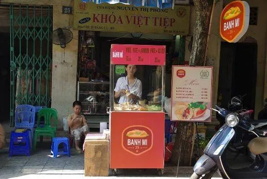 alt text: Bánh mì 25 - Quán bánh mì ngon tại Hàng Cá, Hoàn Kiếm, Hà Nội