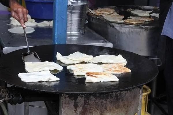 alt text: Bánh mì dẹt Roti Canai ăn kèm nước cà ri