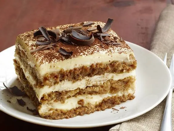 alt text: Bánh Tiramisu Ý với lớp bột cacao phủ trên cùng