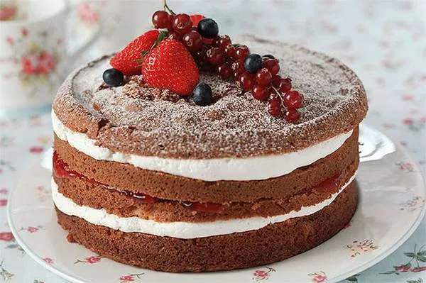 alt text: Bánh Victoria Sponge Anh với lớp kem và mứt dày