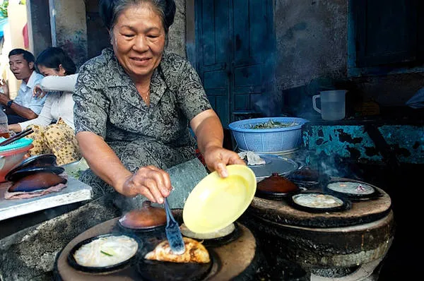 Alt text: Bánh xèo Phan Thiết vàng ruộm, giòn tan với nhân tôm, mực tươi ngon.