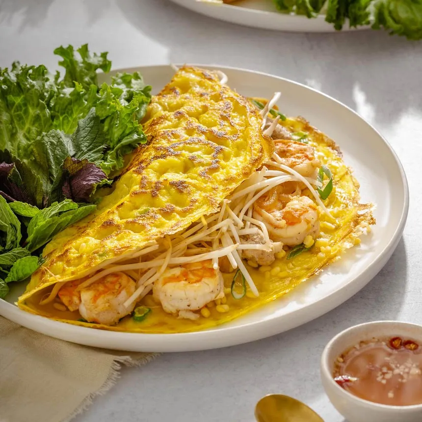 alt text: Bánh xèo Việt Nam giòn rụm, thơm ngon