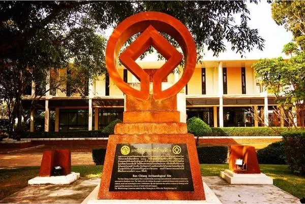 alt text: Bảo tàng Quốc gia Ban Chiang trưng bày các hiện vật khảo cổ quý giá, Udon Thani, Thái Lan.