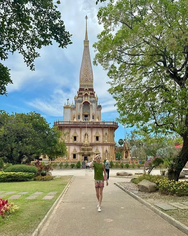 Alt text: Bảo tháp chùa Chalong nhìn từ xa
