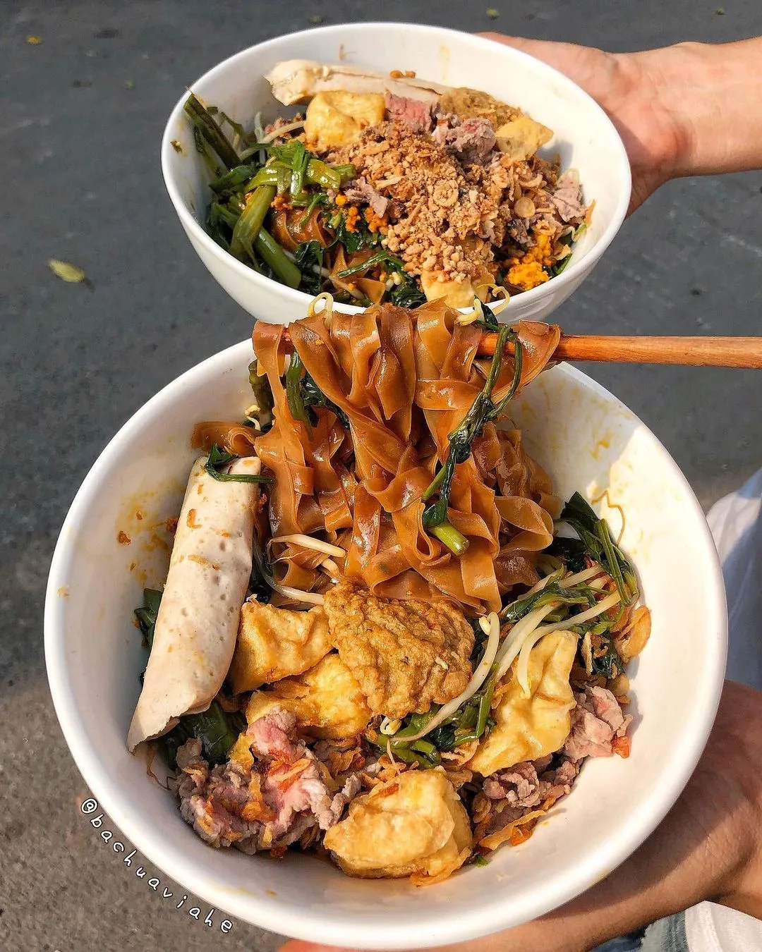 alt text: Bát bánh đa trộn đầy đủ topping