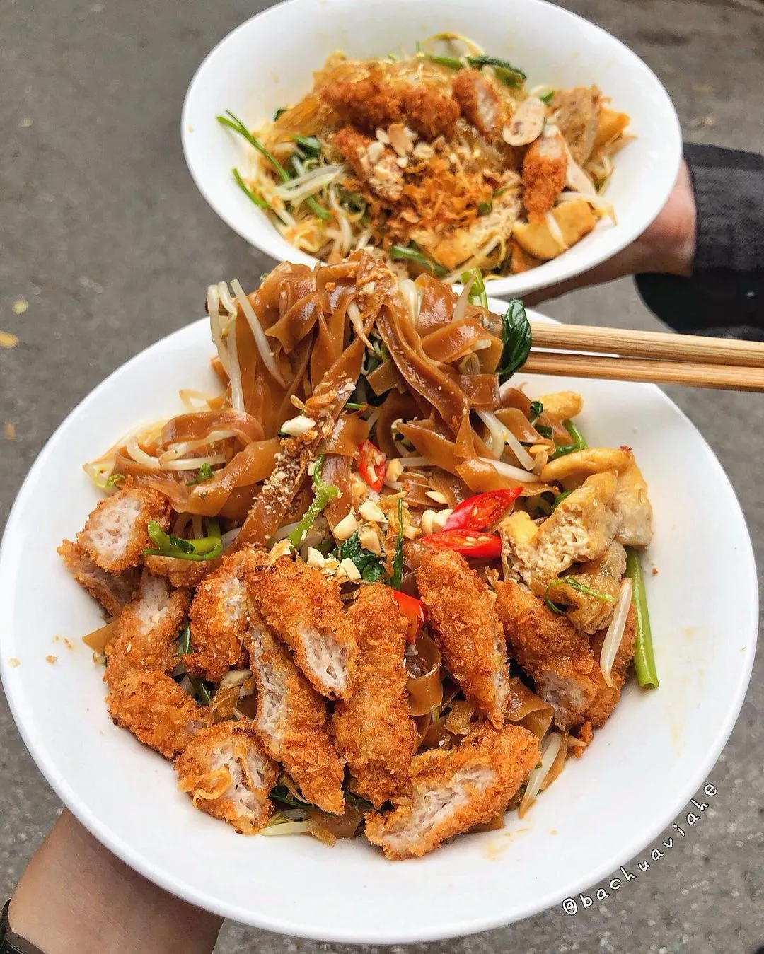 alt text: Bát bánh đa trộn với rau sống tươi mát