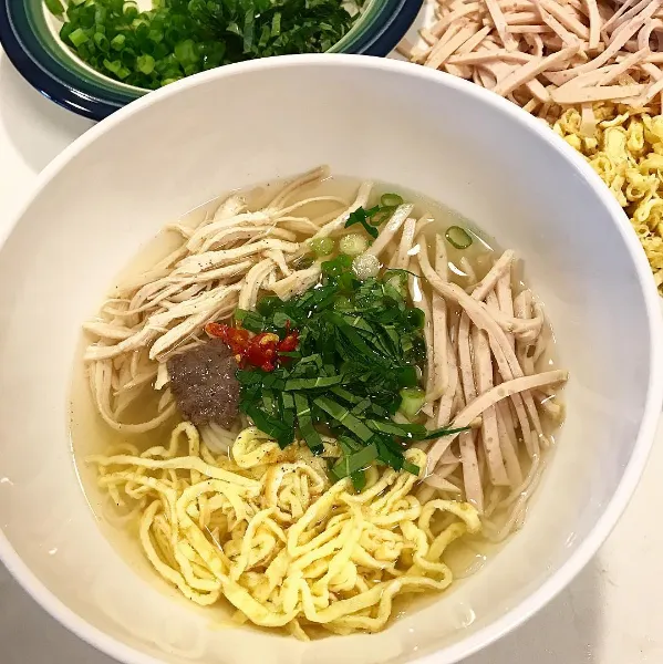 alt text: Bát bún thang đầy đủ topping