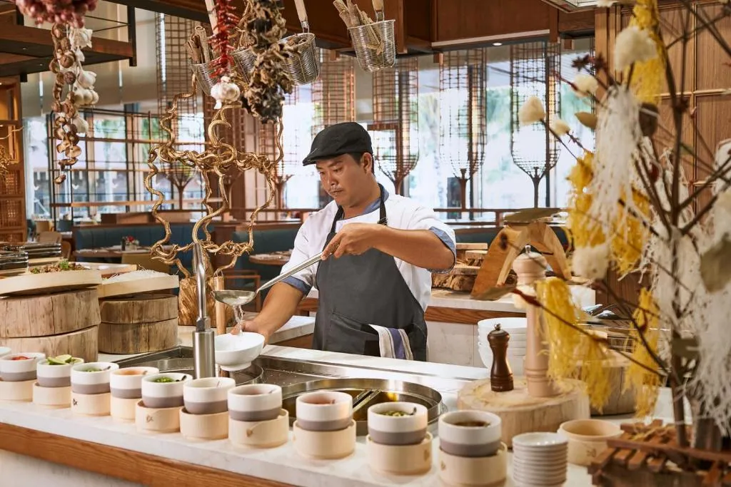 alt text: Bể bơi vô cực nhìn ra biển tại Movenpick Waverly Phú Quốc